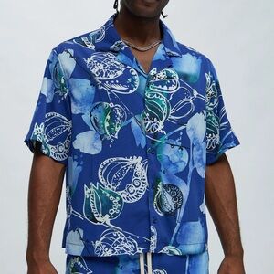 Fashion nova men solid short sleeve shirt. Very good textured